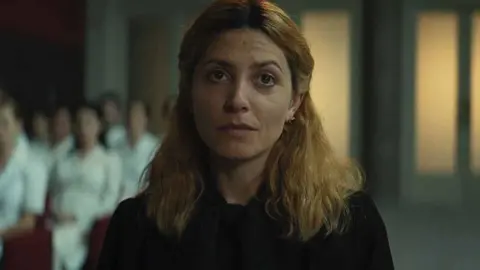 Barbara Lennie como Alice en Los renglones torcidos de Dios.