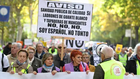 Varias personas sostienen carteles y una pancarta durante la manifestaci&oacute;n celebrada este s&aacute;bado en Madrid para rechazar la "privatizaci&oacute;n y los recortes" en los servicios p&uacute;blicos y reclamar la subida de las pensiones y salarios al &Iacute;ndice de Precios al Consumo (IPC) "real". EFE/V&iacute;ctor Lerena
