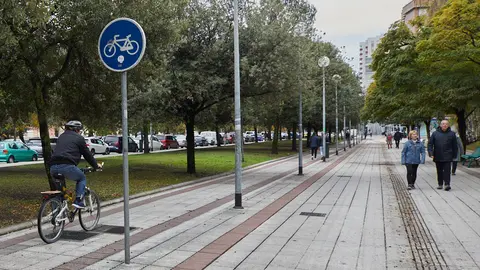 Un ciclista circula por el carril bici "pintado" en la acera en la Avenida de Bara&ntilde;&aacute;in en Pamplona. I&Ntilde;IGO ALZUGARAY