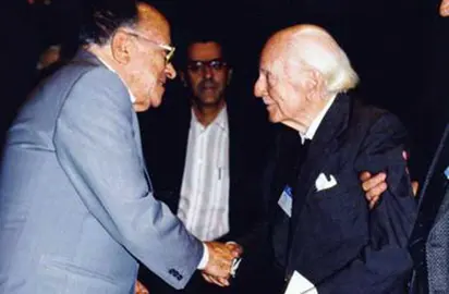 Imagen tomada a mediados de los a&ntilde;os noventa del siglo pasado en la que se puede ver a Santiago Carrillo y Ram&oacute;n Serrano Su&ntilde;er, carcelero y preso de la "Modelo" madrile&ntilde;a en agosto de 1936, d&aacute;ndose la mano con fuerza.