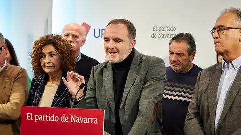 El presidente de UPN, Javier Esparza (c), durante una rueda de prensa, en la sede de UPN, a 12 de diciembre de 2022, en Pamplona, Navarra (Espa&ntilde;a). Desde la presidencia de UPN, apuestan porque la formaci&oacute;n regionalista se presente en solitario en las pr&oacute;ximas elecciones  forales, por lo que no se reeditar&iacute;a la coalici&oacute;n Navarra Suma que ha reunido en esta legislatura a UPN, PP y Ciudadanos. La rueda de prensa tiene lugar despu&eacute;s del Comit&eacute; Ejecutivo de UPN en relaci&oacute;n con las pr&oacute;ximas elecciones municipales y forales.
Eduardo Sanz / Europa Press
12/12/2022