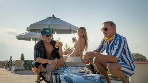 De derecha a izquierda, Daniel Craig, Madelyn Cline y Edward Norton en Puñales por la espalda Glass Onion