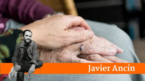 Una persona ayuda a una mujer mayor. AYUNTAMIENTO DE PAMPLONA copia