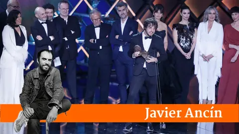 El productor Eduardo Villanueva tras recibir el Goya a la mejor pel&iacute;cula por "As Bestas" durante la gala de la XXXVII edici&oacute;n de los Premios Goya que se celebra este s&aacute;bado en el Palacio de Congresos y Exposiciones FIBES, en Sevilla. EFE/Jos&eacute; Manuel Vidal