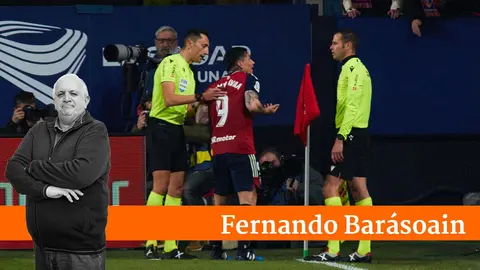 Jos&eacute; Mar&iacute;a S&aacute;nchez Mart&iacute;nez (&aacute;rbitro del partido) y Chimy Avila (9. CA Osasuna) durante el partido de la Liga Santander entre CA Osasuna y RC Celta disputado en el estadio de El Sadar en Pamplona. I&Ntilde;IGO ALZUGARAY