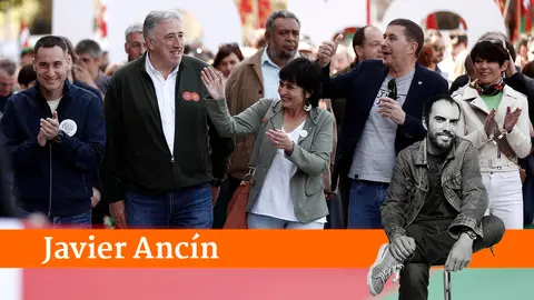 Los candidatos en las pr&oacute;ximas elecciones al Ayuntamiento de Pamplona y al Gobierno de Navarra, Joseba Asir&oacute;n (2i), Laura Aznal (c), respectivamente y el secretario general de EH Bildu, Arnaldo Otegi (2d), en el inicio de la manifestaci&oacute;n donde miles de personas han participado este domingo desde la plaza Europa de Pamplona en el Aberri Eguna (d&iacute;a de la patria vasca) para reivindicar "democracia y soberan&iacute;a". Representantes del Sinn F&eacute;in irland&eacute;s, de los partidos catalanes ERC y CUP y de la formaci&oacute;n galega BNG acompa&ntilde;an a EH Bildu en el Aberri Eguna. EFE/ Jes&uacute;s Diges