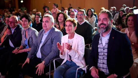 Acto de fin de campaña del PSN con María Chivite, Santos Cerdán y Elma Saiz. PABLO LASAOSA