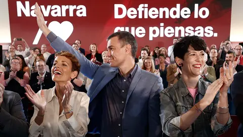 PAMPLONA, 29/04/2023.- El secretario general del PSOE y presidente del Gobierno, Pedro Sánchez (c), participa junto con la secretaria general del PSN-PSOE y candidata a la reelección de Navarra, María Chivite (i) en el acto de presentación de la candidata a la alcaldía de Pamplona, Elma Saiz (d). EFE/ Jesús Diges
