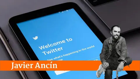 Un m&oacute;vil muestra en pantalla la aplicaci&oacute;n en Twitter