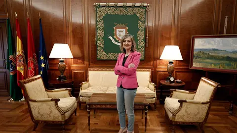 La nueva alcaldesa de Pamplona, la regionalista Cristina Ibarrola, considera que, pese a estar en minor&iacute;a, se puede gobernar de "forma exitosa con acuerdos puntuales" y, en ese sentido, tras apuntar que su "l&iacute;nea roja es EH Bildu", expresa su confianza en poder alcanzarlos con el resto de grupos. Licenciada en Medicina y Cirug&iacute;a y Especialista en Medicina Familiar y Comunitaria y parlamentaria foral en la pasada legislatura, Cristina Ibarrola Guill&eacute;n (Pamplona, 1969) es la segunda mujer en ocupar la alcald&iacute;a de la capital navarra en las once legislaturas de la etapa democr&aacute;tica, un cargo al que ha accedido como la candidata de la lista m&aacute;s votada (9 concejales), con el apoyo del PP (2), en un Consistorio de 27 esca&ntilde;os. En una entrevista con EFE, asegura que en todo momento ha sido consciente de que, si gobernaba, lo iba a hacer en minor&iacute;a y destaca que lo har&aacute; "con di&aacute;logo y buscando consensos", al tiempo que se&ntilde;ala que "a d&iacute;a de hoy" no tienen intenci&oacute;n de hacer ning&uacute;n pacto de gobierno. EFE/ Jes&uacute;s Diges