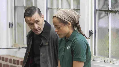 Una imagen de El Maestro Jardinero, Joel Edgerton y Quintessa Swindell.