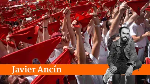 Ambiente en la plaza del Ayuntamiento de Pamplona en el inicio del Chupinazo de San Ferm&iacute;n 2017. Reuters. (14) (1)