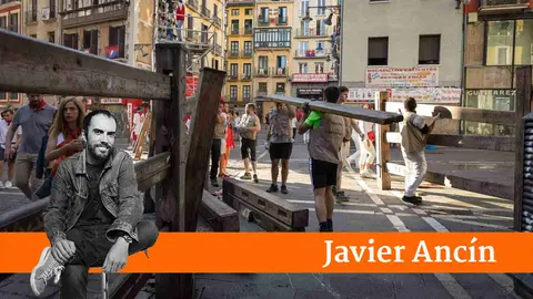 Los carpinteros desmontan el vallado del encierro tras el &uacute;ltimo encierro del 2023. Maite H. Mateo