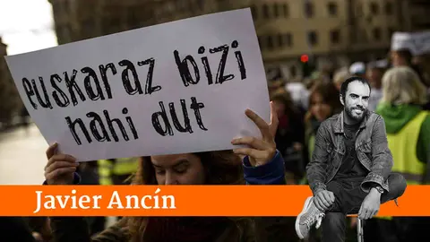 Manifestaci&oacute;n convocada por Kontseilua bojo el lema _Bide eman euskarari_ (Dad paso al Euskera). MIGUEL OS&Eacute;S