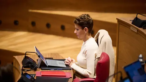 La presidenta del Gobierno, María Chivite durante la sesión plenaria. PABLO LASAOSA