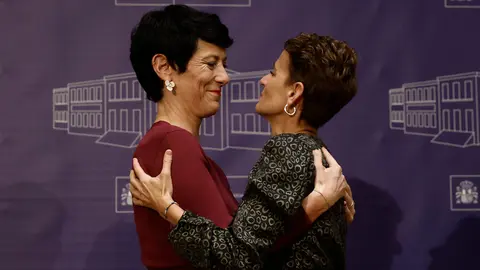 La nueva ministra de Seguridad Social, Elma Saiz, recibe felicitaci&oacute;n de la presidenta de Navarra, Mar&iacute;a Chivite (d). EFE/Sergio P&eacute;rez