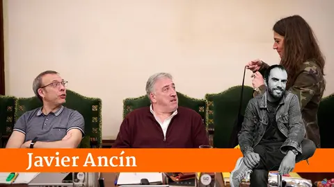 Endika Alonso, Joseba Asir&oacute;n y Maider Beloki antes de comenzar el pleno del Ayuntamiento. PABLO LASAOSA