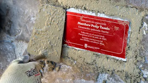 La alcaldesa, Cristina Ibarrola, participa en la colocación del primer adoquín en recuerdo a las personas fallecidas en el encierro de los Sanfermines a lo largo de la historia. IÑIGO ALZUGARAY