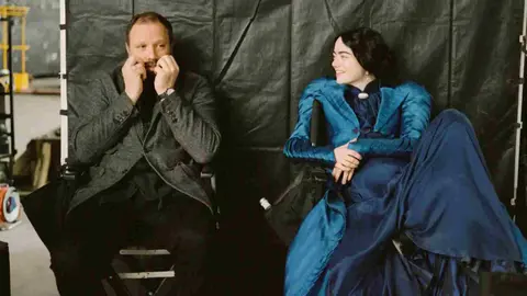 Yorgos Lanthimos y Emma Stone en el set de Pobres Criaturas, 11 nominaciones a los Oscar.