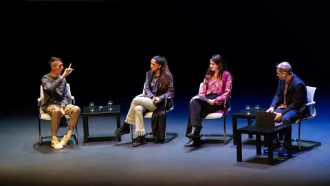 De izquierda a derecha, Alex Roca, su mujer e intérprete, Mari Carmen Maza, la delegada de estudiantes de la Universidad, Marta Olaizola y Luis Casado, periodista, fundador y presidente de la Fundación Iddeas. UNIVERSIDAD DE NAVARRA