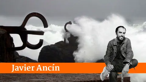 Las olas rompen en el Peine del Viento en San Sebasti&aacute;n. ARCHIVO