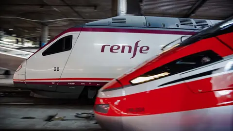 Un tren de alta velocidad ( AVE ) la estación de tren de Atocha, en una imagen de archivo. CARLOS LUJÁN / EUROPA PRESS