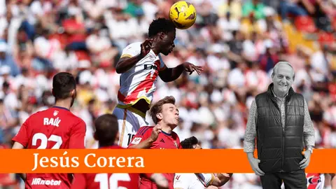Mumin despeja un balón ante varios jugadores rojillos en el partido de Osasuna en el Estadio de Vallecas. EFE/ Rodrigo Jiménez