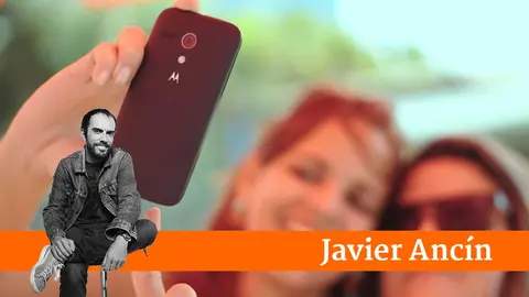 Imagen de archivo de dos mujeres sac&aacute;ndose un selfie ARCHIVO