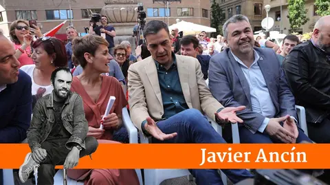 Mar&iacute;a Chivite, Pedro S&aacute;nchez y Carlos Cerd&aacute;n, durante un acto electoral en Pamplona EUROPA PRESS