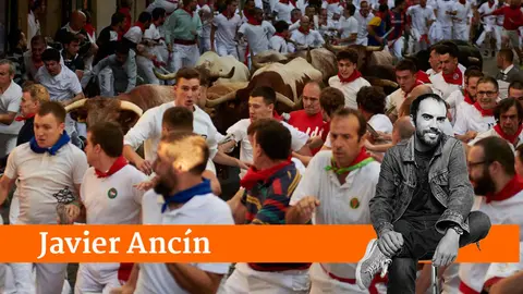 Un aglomerado encierro de San Ferm&iacute;n. IRANZU LARRASOA&Ntilde;A