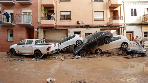 Vista general de varios vehículos dañados en Paiporta, tras las fuertes lluvias causadas por la DANA. La alcaldesa de Paiporta (Valencia), Maribel Albalat, ha confirmado que al menos hay 34 fallecidos en su municipio a consecuencia de la dana que ha afectado a la Comunidad Valenciana. EFE/Manu Bruque