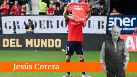 Budimir celebra el gol en El Sadar. IÑIGO ALZUGARAY