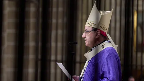 Misa oficiada por el arzobispo Florencio Roselló por las víctimas de la DANA de Valencia en la Catedral de Pamplona. IÑIGO ALZUGARAY