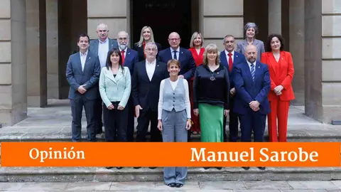 La presidenta del Gobierno de Navarra junto a sus consejeros.