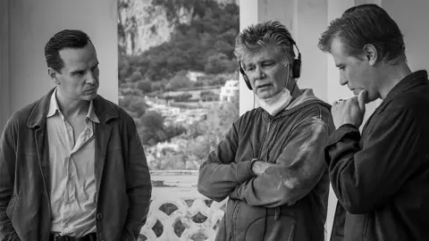 Los protagonistas de Ripley de Netflix junto con su creador Steve Zaillian