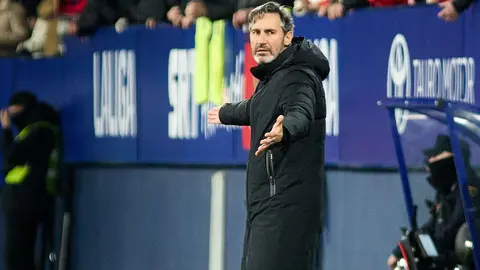 Vicente Moreno (entrenador CA Osasuna) durante el partido de La Liga EA Sports entre CA Osasuna y Rayo Vallecano disputado en el estadio de El Sadar en Pamplona. I&Ntilde;IGO ALZUGARAY