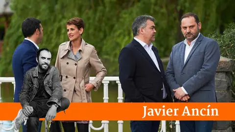 El Ministro &Aacute;balos junto a Santos Cerd&aacute;n, Mar&iacute;a Chivite y Toni Magdaleno. PABLO LASAOSA