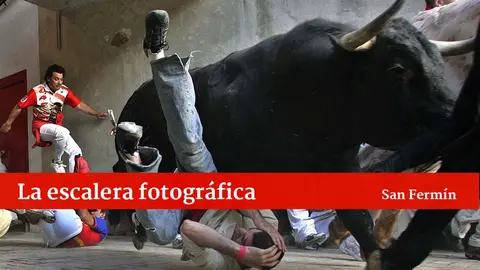 (09/07/2007) Uno de los toros de Fuente Ymbro atraviesa el estrechamiento del callej&oacute;n que da acceso al redondel de la plaza de toros (Foto AP/&Aacute;lvaro Barrientos, cortes&iacute;a del autor)