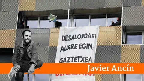 Las dos j&oacute;venes encadenadas a un balc&oacute;n del Ayuntamiento de Burlada para denunciar el posible desalojo del gaztetxe. EFE/ Jes&uacute;s Diges