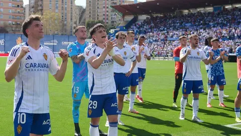 Los jugadores del Zaragoza celebran la última victoria ante el Mirandés en la Romareda. REAL ZARAGOZA