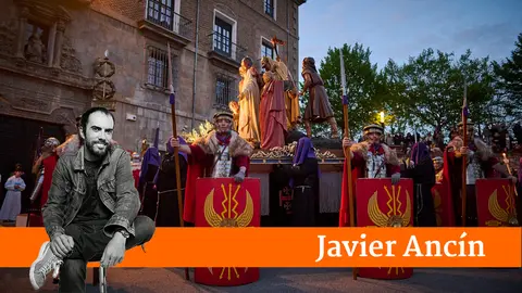 Procesi&oacute;n de Jueves Santo en Pamplona con la presencia de la banda de la Flagelaci&oacute;n de Logro&ntilde;o y el arzobispo, Florencio Rosell&oacute; durante la Semana Santa de 2025. PABLO LASAOSA