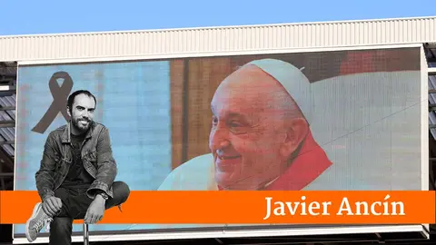 Momento del minuto de silencio por el Papa Francisco. I&Ntilde;IGO ALZUGARAY