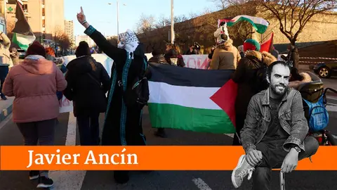 Multitudinaria manifestaci&oacute;n con miles de personas por las calles de Pamplona bajo el lema `Paremos el genocidio en Palestina. Fin al comercio de armas y a las relaciones con Israel". La movilizaci&oacute;n estaba convocada por la plataforma 'Yala, Nafarroa con Palestina' e integrada por colectivos, ONGs, partidos pol&iacute;ticos, sindicatos y personas a t&iacute;tulo individual. I&Ntilde;IGO ALZUGARAY