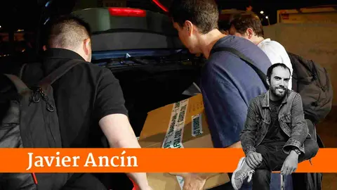 Agentes de la Unidad Central Operativa (UCO) de la Guardia Civil tras el registro en Servinabar 2000, la empresa amiga de Cerd&aacute;n a la que Chivite adjudic&oacute; una obra de casi 70 millones de euros. EFE/Jes&uacute;s Diges