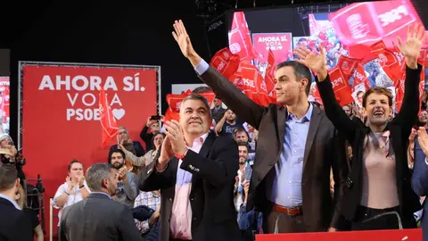 El presidente del Gobierno en funciones, Pedro Sánchez, la presidenta de Navarra, María Chivite, el candidato al Congreso Santos Cerdán, el candidato al Senado Toni Magdaleno y la secretaria general de la Agrupación de Pamplona, Maite Esporrín, en un acto de campaña del PSOE en Pamplona a 1 de noviembre de 2019. David Domench / Europa Press
01/11/2019