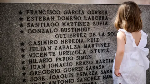 Inauguración de inscripciones dedicadas a las dieciséis personas fallecidas en el Encierro desde comienzos del siglo XX en el Monumento al Encierro de Pamplona. PABLO LASAOSA