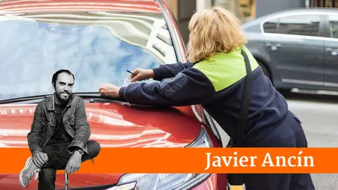 Una vigilante de la zona azul de Pamplona multando. IÑIGO ALZUGARAY