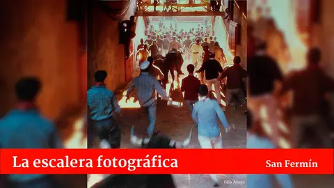 El encierro de Pamplona, ca. 1970. Contraluz en el callej&oacute;n de entrada al ruedo de la plaza de toros de Pamplona (Foto F&eacute;lix Aliaga, cortes&iacute;a de la familia)