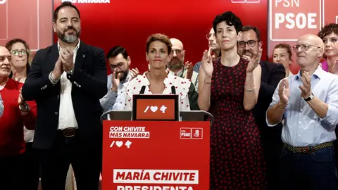 María Chivite y Elma Saiz junto a Ramón Alzorriz. ARCHIVO / EFE