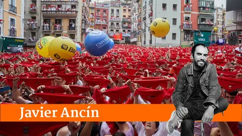 Miles de personas celebran el Chupinazo en la Plaza del Ayuntamiento de Pamplona, con el que se da inicio a las Fiestas de San Fermín 2024. IÑIGO ALZUGARAY